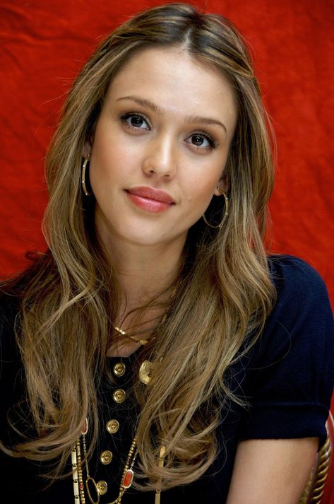 Wallpaper Actress And Actor: Jessica Marie Alba Wallpaper Photos Jessica Alba Hair Color, Jessica Alba Hair, Weekend Hair, Jessica Alba Style, Kelly Osbourne, Trendy Hair Color, Jessica Alba, Mode Vintage, Red Background