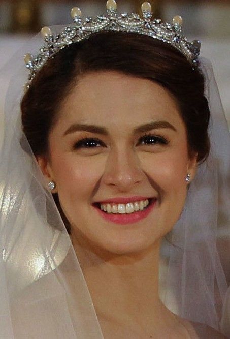 Marian Rivera's Wedding MakeUp Look Marian Rivera Wedding, Marian Rivera, Bridal Hair Updo, Wedding Makeup Looks, Braut Make-up, Makeup Wedding, Bridal Makeup Looks, Two Fingers, Wedding Looks