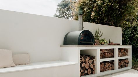 Mediterranean and Balinese influences run through this generous former blackberry patch. Outdoor Bbq Area, Lower Hutt, Outdoor Bbq Kitchen, Pizza Oven Outdoor, Outdoor Pizza, American Living, Casa Exterior, Backyard Inspo, Patio Designs