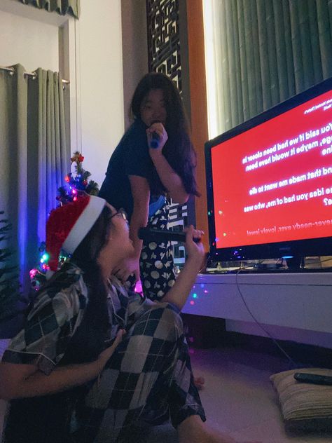 Christmas Karaoke Aesthetic, Friend Christmas Aesthetic, Xmas Sleepover Aesthetic, Aesthetic Christmas Friends, Christmas Activity Aesthetic, Best Friends Christmas Aesthetic, Au Pair Life Aesthetic, Cozy Christmas With Friends, Xmas Party Aesthetic