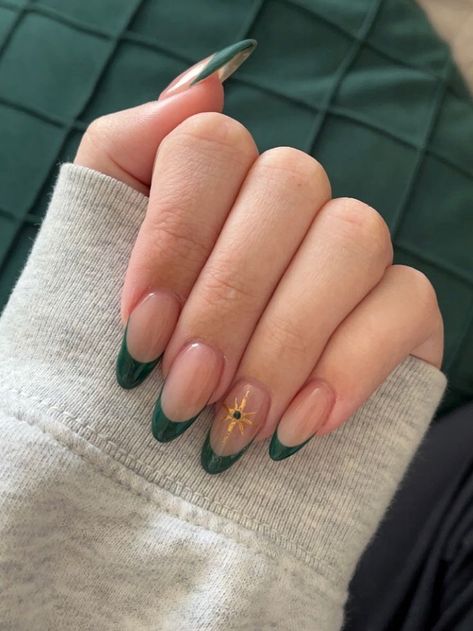 Fall Nail Ideas Coffin Shape, Trendy Nails Ideas Green, Cute Nail Tips Ideas, Nail Inspired Green, Dark Green Nails Summer, Green Polish Nail Design, Painted Nail Designs No Acrylics, Green Art Nails, Green Detail Nails