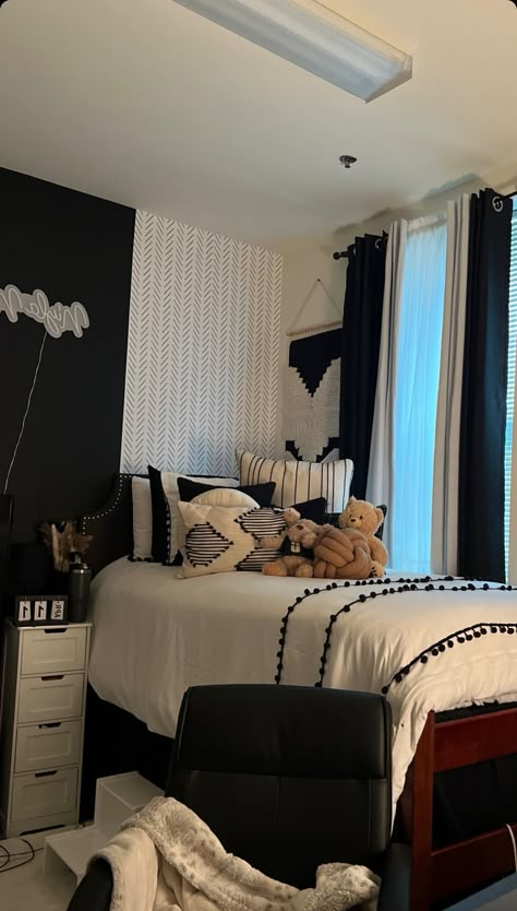 Dorm Room Ideas Black And White, Hbcu Dorm Room Ideas, Dorms Aesthetic, Black And White Dorm Room, Black And White Dorm, White Dorm Room, Luxury Dorm Room, Dorm Room Themes, Pretty Dorm Room