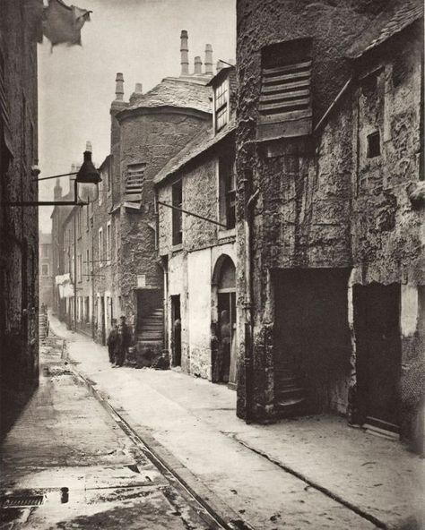 Incredible Photos Of The Closes And Streets Of Glasgow In The Late 1800s - Neatorama England Street, Vintage Scotland, Victorian Life, Glasgow City, Victorian London, Old Street, Glasgow Scotland, History Photos, Photographic Studio