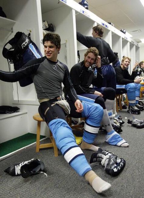 SportsJocks — Sidney Crosby jocked in the locker room Sydney Crosby, Hockey Cup, Hockey Pictures, Hot Hockey Players, Pittsburgh Sports, Pittsburgh Penguins Hockey, Sidney Crosby, Penguins Hockey, Nhl Players