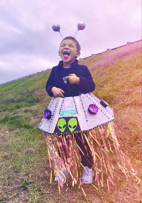 Spaceman Costume Diy, Kids Space Fancy Dress, Constellation Halloween Costume, Girls Alien Costume Diy, Kids Alien Costume Diy, Diy Ufo Costume, Diy Alien Costume Kids, Alien Costume Women Diy, Space Costume Diy