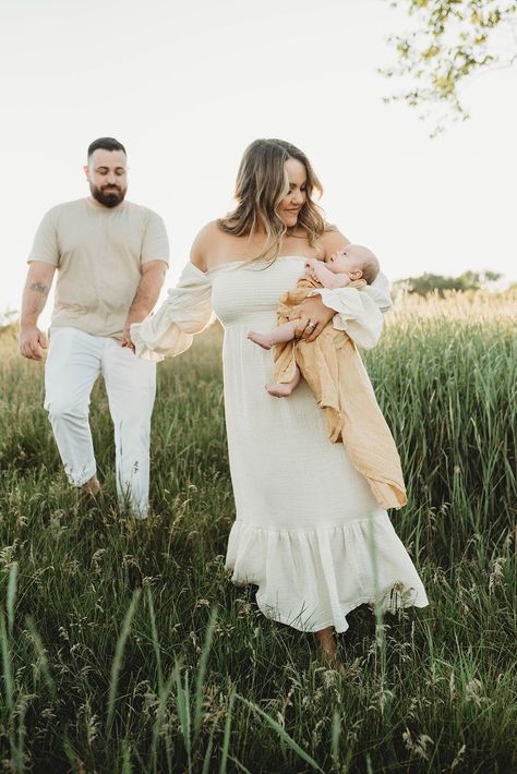 Newborn Beach Photography, Outdoor Newborn Photos, Outdoor Newborn Photography, Newborn Summer, Newborn Family Pictures, New England Summer, Fall Photo Shoot Outfits, Beautiful Field, England Summer