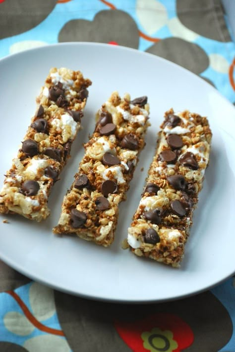 Chewy S'Mores Granola Bars Smores Granola Bars, Smores Granola, Quaker Chewy Granola Bars, Granola Bar Recipes, Healthy Granola Bars, Chewy Granola Bars, Healthy Granola, Granola Recipe Bars, Chewy Granola