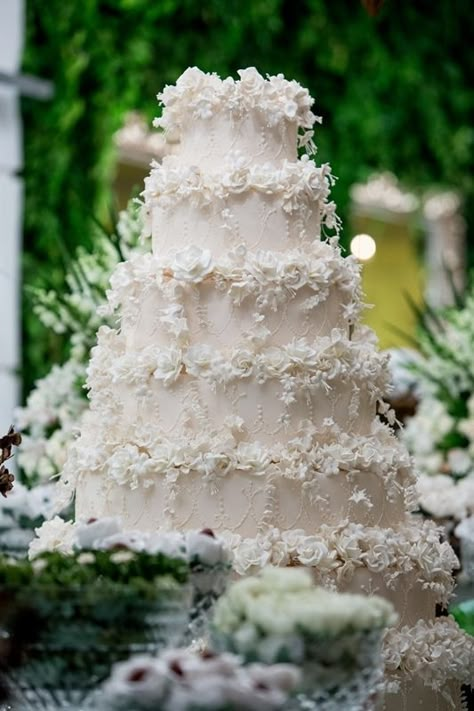 Wedding Cake With Florals, Wedding Cake Vintage, Vintage Wedding Cakes, Vintage Wedding Cake, Floral Wedding Cake, Classic Wedding Cake, Lace Wedding Cake, Dream Wedding Cake, Floral Wedding Cakes