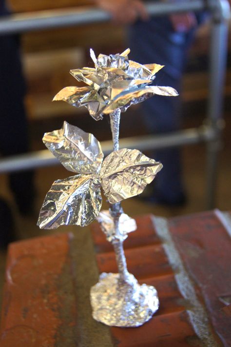 Amazing sculpture made out of one simple material. Foil is usually used for structural purposes in art but this makes this bulky materials into a delicate element. Tin Foil Art Sculpture, Tin Foil Art Projects, Tin Foil Sculptures For Kids, Aluminum Foil Sculpture, Diy Futuristic Decor, Tin Foil Sculpture, Tinfoil Sculptures, Foil Paper Art, Aluminium Foil Art