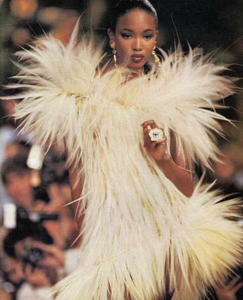 Naomi Campbell 90s, Alena Shishkova, Haute Couture Paris, 90s Runway Fashion, 90s Supermodels, 90s Models, Top Models, Naomi Campbell, Looks Vintage