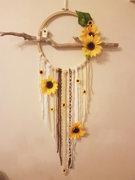 Macrame Sunflower, Sunflower Dream Catcher, Sunflower Wall Hanging, Deur Sticker, Atrapasueños Diy, Diy Dream Catcher Tutorial, Hippie Crafts, Sunflower Home Decor, Dream Catcher Patterns