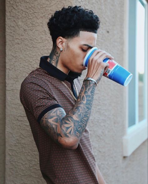 Low Fade Curly Hair, Arm Tattoos For Men, Low Haircuts, Lucas Coly, Mens Fashion Fall Outfits, Taper Fade Curly Hair, Male Haircuts Curly, Short Fade Haircut, Mixed Guys