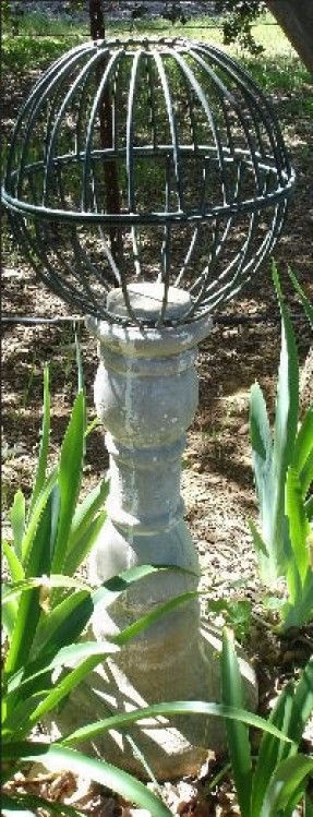 flower ball..made from 2 hanging plant baskets turned upside down (use zip ties to hold together) and an old bird bath pedestal Landscaping Diy, Plant Hanging, Garden Yard Ideas, Unique Gardens, Diy Hanging, Garden Structures, Garden Crafts, Garden Ornaments, Lawn And Garden