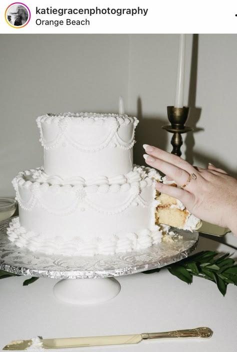 Wedding Cake Two Tier, Retro Wedding Cakes, Classic Wedding Cake, Wedding Money, Bride Guide, Minimalist Vintage, Simple Wedding Cake, Wedding Cakes Vintage, White Wedding Cake