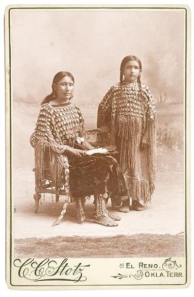 Kiowa woman and child. Edward Curtis, Acoma Pueblo, Native American Clothing, Native American Symbols, Native American Pictures, Native American Quotes, Native American Photos, Pueblo Pottery, Native American Peoples