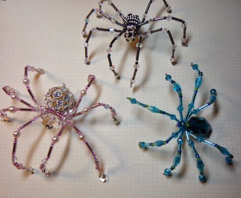 Halloween Jewelry Diy, Beaded Ornaments Diy, Halloween Deserts, Wire Spider, Glass Bead Crafts, Beaded Christmas Decorations, Pet Spider, Spider Crafts, Christmas Spider