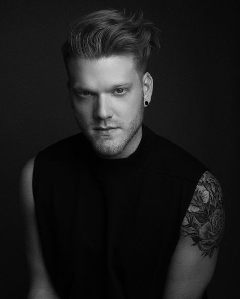 Scott Hoying.. His sleeve has grown way more. HOW CAN ONE HUMAN BEING BE SO HOT!!? Scott Hoying, Mitch Grassi, Pentatonix, First Humans, Song One, Single Parenting, Interesting Faces, Cool Bands, Role Models