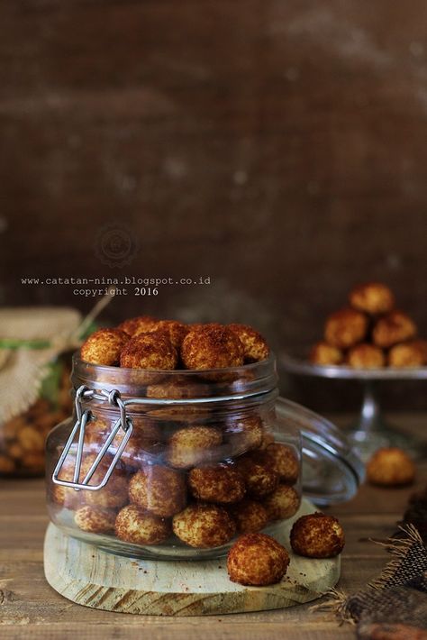 Palm Cheese Ball Cookies Palm Cheese Cookies, Ide Hampers, Cookies Photography, Ball Cookies, Indonesian Recipes, Food Photoshoot, Cheese Cookies, Bread Snacks, Baked Salmon Recipes