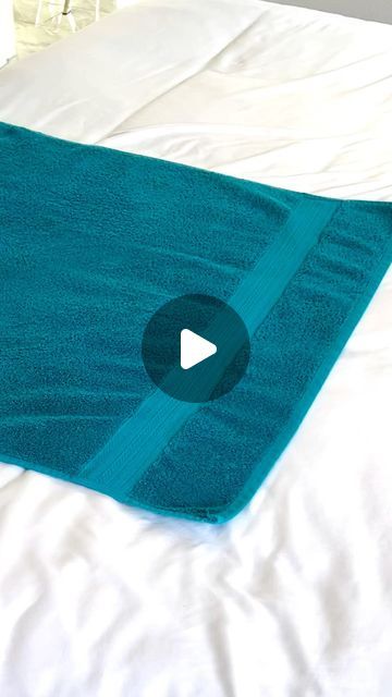 Folding Towels Hotel Style, Rolling Towels, Hotel Towel Folding, Best Way To Fold Towels, Folding Towels Fancy, How To Fold Bath Towels, Folding Bath Towels, How To Roll Bath Towels, Hotel Maid