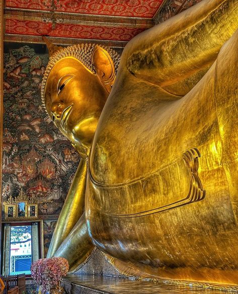 Most famous reclining Buddha at the Wat Pho temple. This is one of the largest Buddha in Thailand 🇹🇭. #sgig #igsg #iLuvSG #passionpassport… | Instagram Zen Words, Reclining Buddha, Wat Pho, March 25, Bangkok Thailand, Buddhism, Bangkok, Recliner, Zen