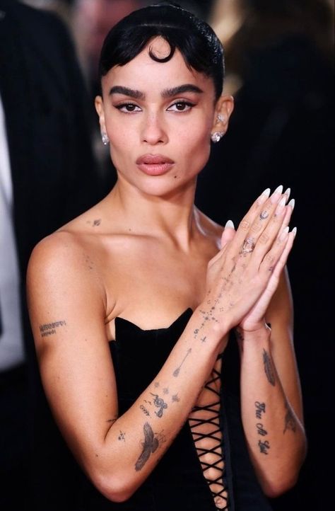 Zoe Kravitz Tattoos, Audrey Hepburn Hair, Zoe Kravitz Style, Zoe Isabella Kravitz, Tattoos Infinity, Zoë Kravitz, Tattoos Geometric, Dainty Tattoos, Zoe Kravitz