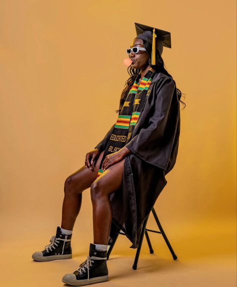 Black Graduation Aesthetic, African Senior Pictures, 90s Theme Graduation Pictures, Streetwear Graduation Pictures, Old School Graduation Pictures, Unique College Graduation Pictures Black, Album Cover Graduation Pictures, Classroom Graduation Pictures, Y2k Graduation Photoshoot