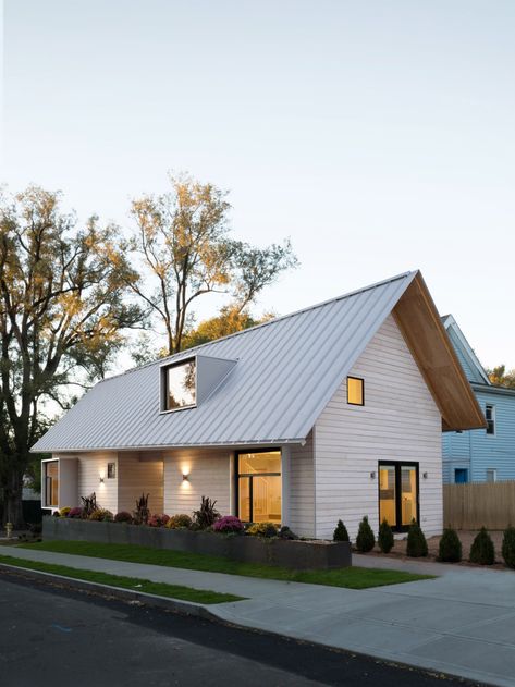 Yale architecture students create dwelling in Connecticut for the homeless Yale Architecture, University Architecture, School Of Architecture, Roof Architecture, Roof Styles, Modern Farmhouse Exterior, Farmhouse Exterior, Architecture Student, School Architecture