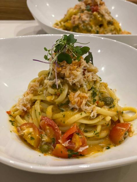 Crab Linguine Crab Linguine Recipe, Chilli Crab Linguine, Seafood Linguine White Wine, Lobster Linguine With White Wine Sauce, Crab Pasta Recipes, Crab Linguine, Prawn Linguine, Light Pasta Dishes, Linguine Positano Carrabbas