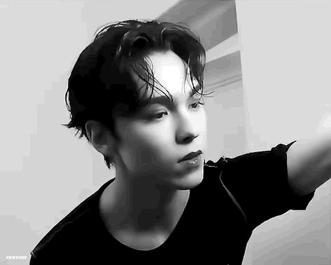 Vernon Black And White, Seventeen Wallpaper Ot13, Vernon Gif, Seventeen Gif, Seventeen Wallpaper Kpop, Svt Vernon, Vernon Svt, Seventeen Wallpaper, Hansol Vernon