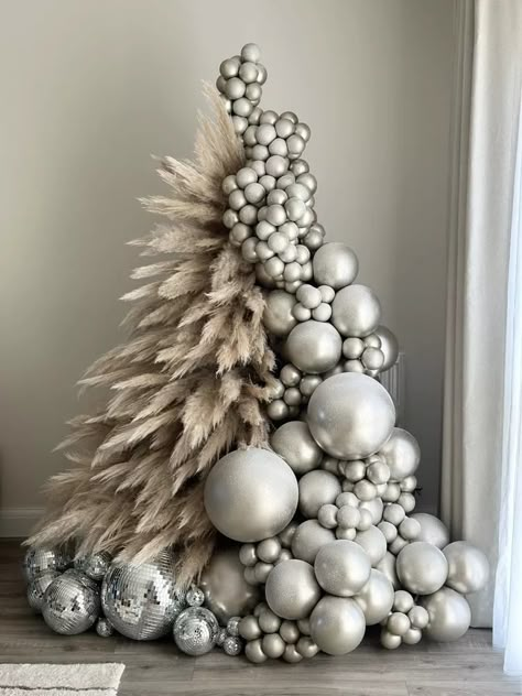 19 DIY Pampas Grass Christmas Trees for a Boho-Style Holiday Balloon Tree, Luxury Christmas Tree, Glam Christmas, Creative Christmas Trees, Unique Christmas Trees, Christmas Tree Inspiration, Christmas Tree Ideas, Boho Christmas, Christmas Tree Design