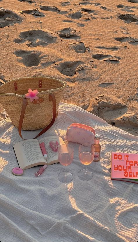 Solo Date Aesthetic, Beach Picnic Aesthetic, Vacation Countdown, Vision Board Pics, Fall Picnic, Sunset At The Beach, Picnic Aesthetic, Summer Picture Poses, Beach Date