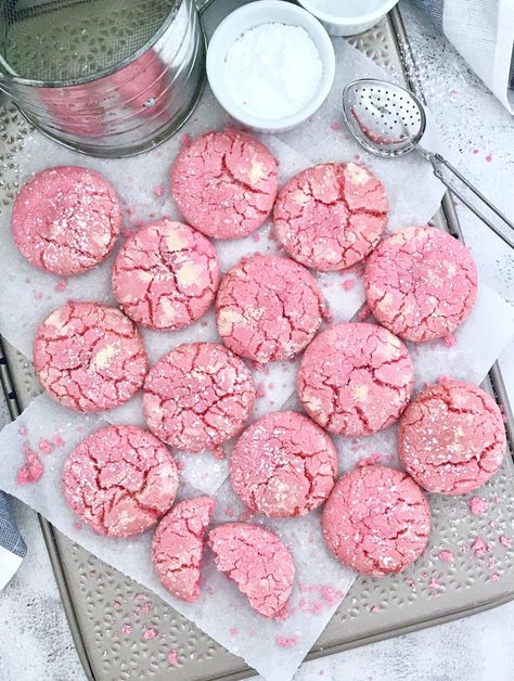 Strawberry Crinkle Cookies Strawberry Crinkle Cookies, Cool Whip Cookies, Crackle Cookies, Strawberry And Cream, Soft Cake, Fluffy Cake, Cookies From Scratch, Homemade Jelly, Cookie Ball