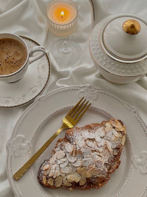 Almond croissant🥐 Almond Croissant Aesthetic, Almond Crossaint, Bougie Breakfast, Almond Aesthetic, Aesthetic Croissant, Almond Croissants, Diner Aesthetic, Strawberry Shortcake Characters, Almond Croissant