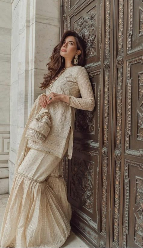 Desi Fits, Wedding Lookbook, Desi Wedding Dresses, Bridal Dresses Pakistan, Pakistani Wedding Outfits, Casual Indian Fashion, Pakistani Fancy Dresses, Pakistani Fashion Party Wear, Beautiful Pakistani Dresses