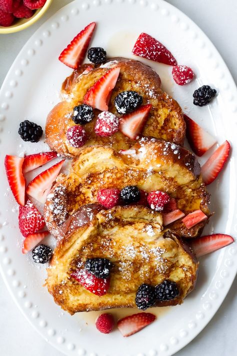 Stuffed Challah French Toast with Cream Cheese and Strawberries! This easy and delicious French toast recipe is perfect for a nice Saturday brunch. Top with fresh berries, maple syrup, and powdered sugar #frenchtoast #stuffedfrenchtoast #challah #challahtoast #challahfrenctoast #cookingformysoul | cookingformysoul.com Sourdough French Toast, Strawberry French Toast, Challah French Toast, Classic French Toast, Overnight French Toast, French Toast Sticks, Cinnamon French Toast, French Toast Recipe, Idee Pasto Sano