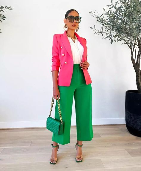 Outfit Rosa, Colorful Summer Outfits, Green Pants Outfit, Cute Professional Outfits, Hot Pink Fashion, Teacher Fashion, Colour Blocking Fashion, Fashion City, Color Blocking Outfits