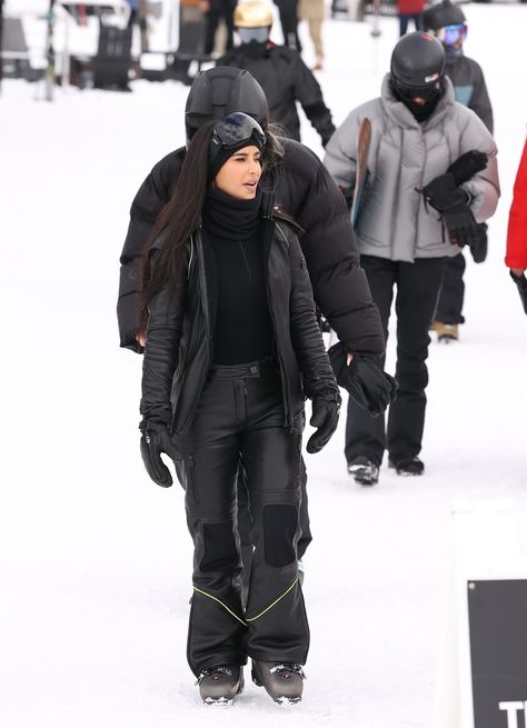 Kardashian Ski Outfit, All Black Ski Outfit, Snow Trip Outfit, Aspen Outfit Winter, Black Ski Outfit, Ski Lodge Outfit, Girls Ski Trip, Affordable Winter Outfits, Ski Fits