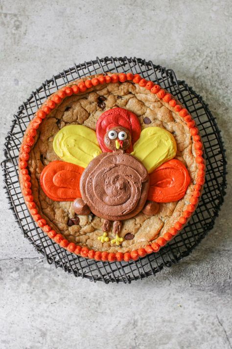 Thanksgiving Cakes Decorating, Turkey Cookie, Thanksgiving Chocolates, Delish Cakes, Turkey Cake, Cookie Cake Designs, Turkey Cookies, Cookie Base, Thanksgiving Cakes