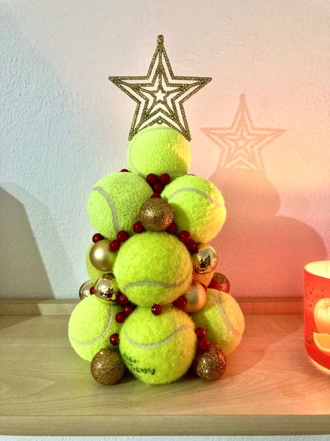 Tennis Ideas Crafts, Surprise Tennis, Tennis Ball Christmas Tree, Tennis Ball Decor, Tennis Ball Cans Ideas, Christmas Tennis, Tennis Ball Ornament Diy, Tennis Ornaments Diy, Tennis Christmas Tree