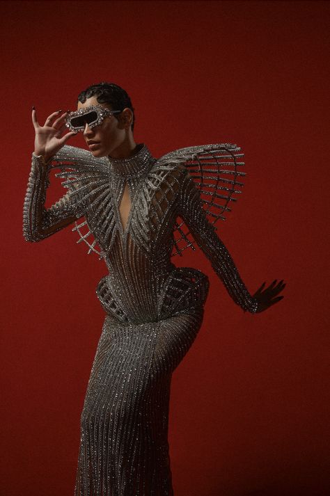 ALIEN SUPERSTAR as seen through Olivier Rousteing’s lens Eleganza Extravaganza Outfit, Fashion Alien, Alien Superstar Outfit, Alien Dress, Alien Superstar Aesthetic, Space Haute Couture, Alien Superstar, Alien Couture, Balmain Couture