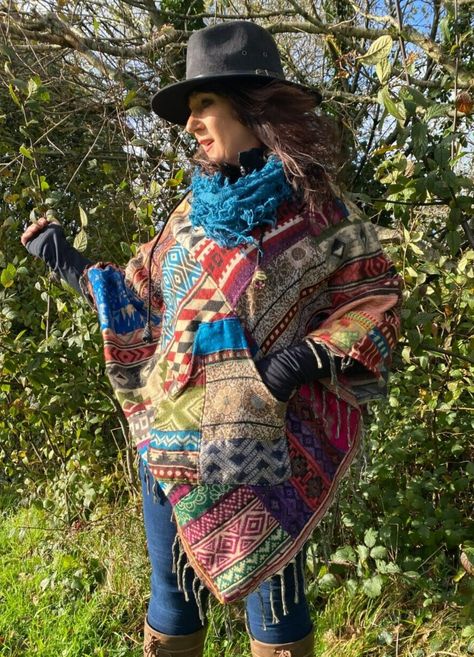 Simple Garments, Patchwork Poncho, Winter Cloak, Winter Poncho, Festival Mode, Boho Poncho, Poncho Knitting Patterns, Patchwork Coat, Winter Wrap