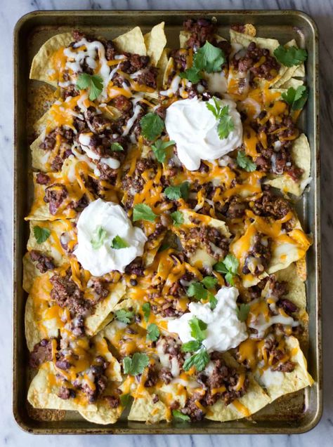 Hob Recipes, Hamburger Nachos, Nacho Chili, Chili Nachos, Easy Homemade Chili, Nacho Toppings, Easy Nachos, Leftover Chili, Can Of Beans