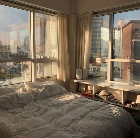 minimalist high rise apartment interiors, simple small space design, instagram aesthetic bedroom decor Deco Studio, Room Goals, Aesthetic Rooms, Trendy Bedroom, Design Del Prodotto, Dream Apartment, Decor Minimalist, Design Living Room, Dream Rooms