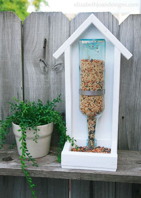 Wine Bottle Bird Feeder, Yard Crafts, Empty Wine Bottles, Diy Bird Feeder, Diy Birds, Garden Types, Have Inspiration, Beautiful Backyards, Wine Bottle Crafts