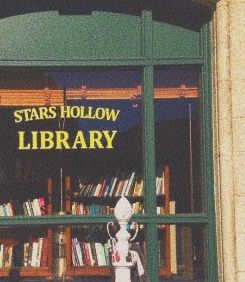 Stars Hollow Library, Rory Gilmore Wallpaper, Story Ideas Romance, Gilmore Girls Fashion, Gilmore Girls Seasons, Alexa & Katie, Gilmore Girls Fan, Stars Hollow, Autumn Painting