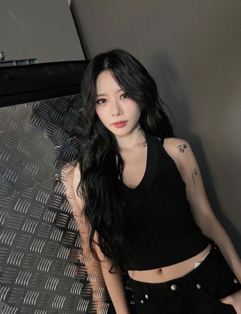 #jiu #dreamcatcher Dreamcather Group, Emo Icons, Jiu Dreamcatcher, Kim Minji, Cute Stars, Goth Aesthetic, Punk Goth, Kpop Girl Groups, Ulzzang Girl