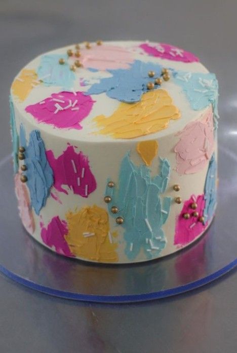 Cake With Color Smears, Painting Cake Ideas Birthday, Candy Buffet Ideas Birthday, Colorful Birthday Cake, Artist Cake, Colorful Cake, Pink Birthday Cakes, Funny Birthday Cakes, Creative Birthday Cakes