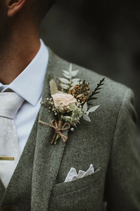 Tunnels Beach wedding with outdoor ceremony by the sea and boho touches. Complete with green bridesmaid dresses and lace wedding dress. Boho Grooms Boutonniere, Men Buttonhole Wedding, Wedding Button Holes Rustic, Men’s Wedding Flower, Men’s Buttonholes, Champagne Wedding Dress With Groom, Enchanted Forest Wedding Groom Attire, Groom Buttoniere Wedding, European Groom Suit