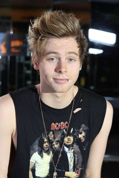 Luke Hemmings *_* <3 Luke Hemings, 5sos Luke, 5sos Pictures, Luke Roberts, Pretty Blue Eyes, Hair Styles 2014, Five Seconds Of Summer, Calum Hood, Michael Clifford