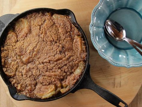 Get Skillet Apple Crisp Recipe from Food Network- Made it with orange juice.  Did not have lemon. K Skillet Apple Crisp, Ree Drummond Recipes, Apple Crisp Recipe, Iron Skillet Recipes, Peach Crisp, Easy Skillet, Cast Iron Skillet Recipes, Cast Iron Recipes, Pioneer Woman Recipes